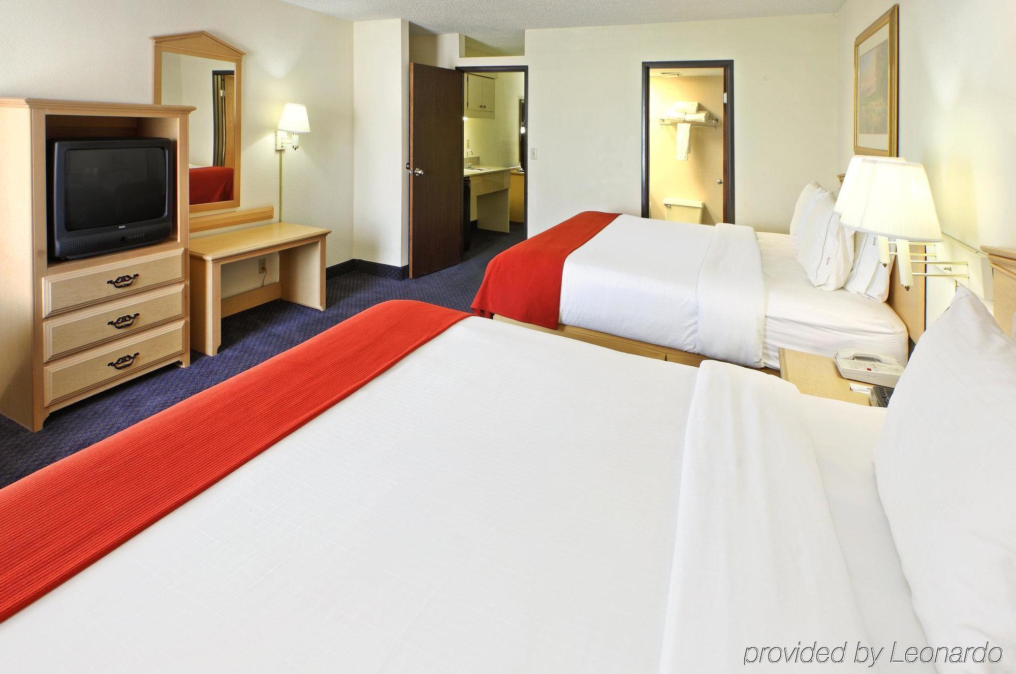 Holiday Inn Express & Suites Fayetteville University Of Arkansas Area By Ihg Стая снимка
