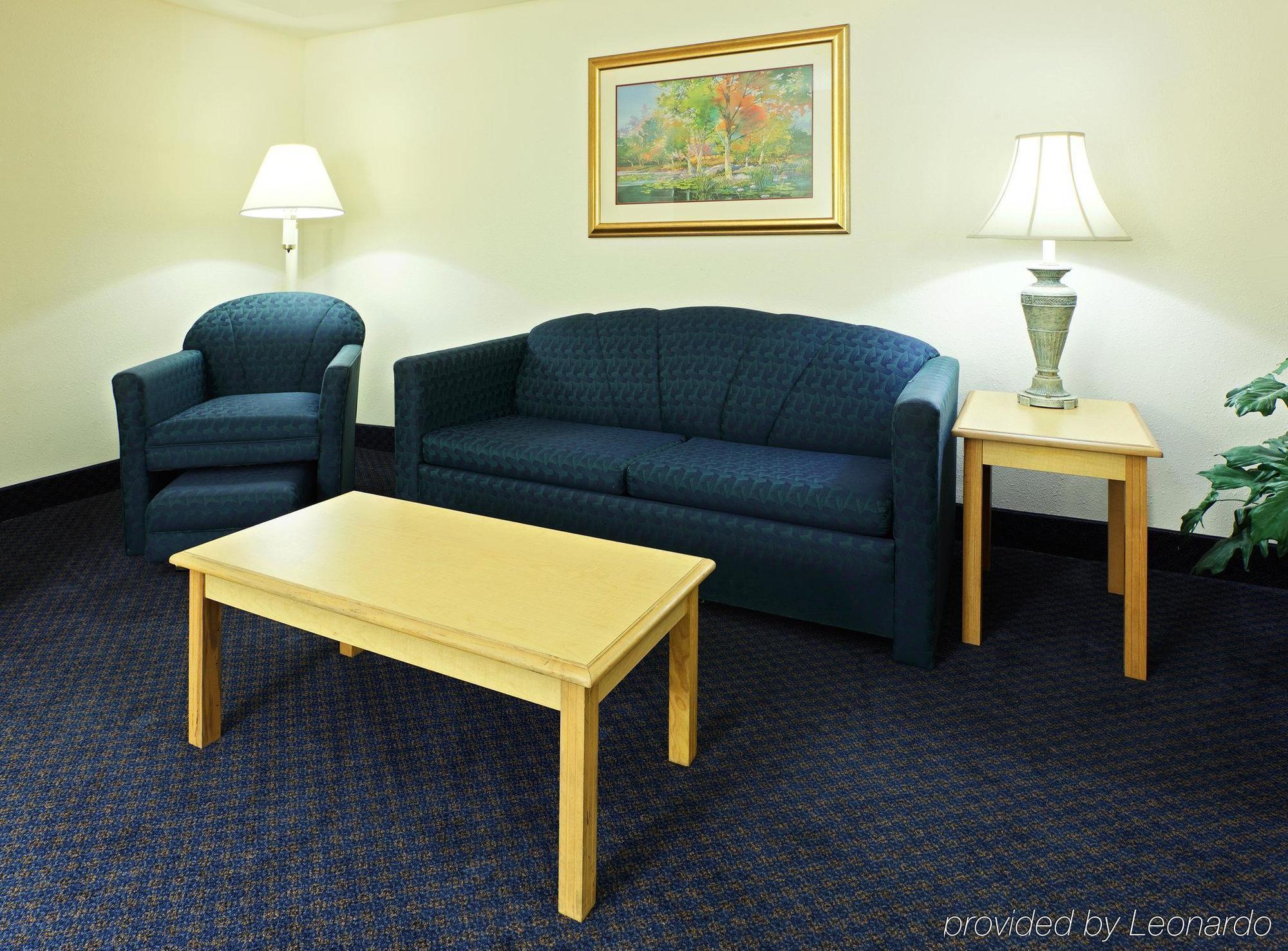 Holiday Inn Express & Suites Fayetteville University Of Arkansas Area By Ihg Стая снимка