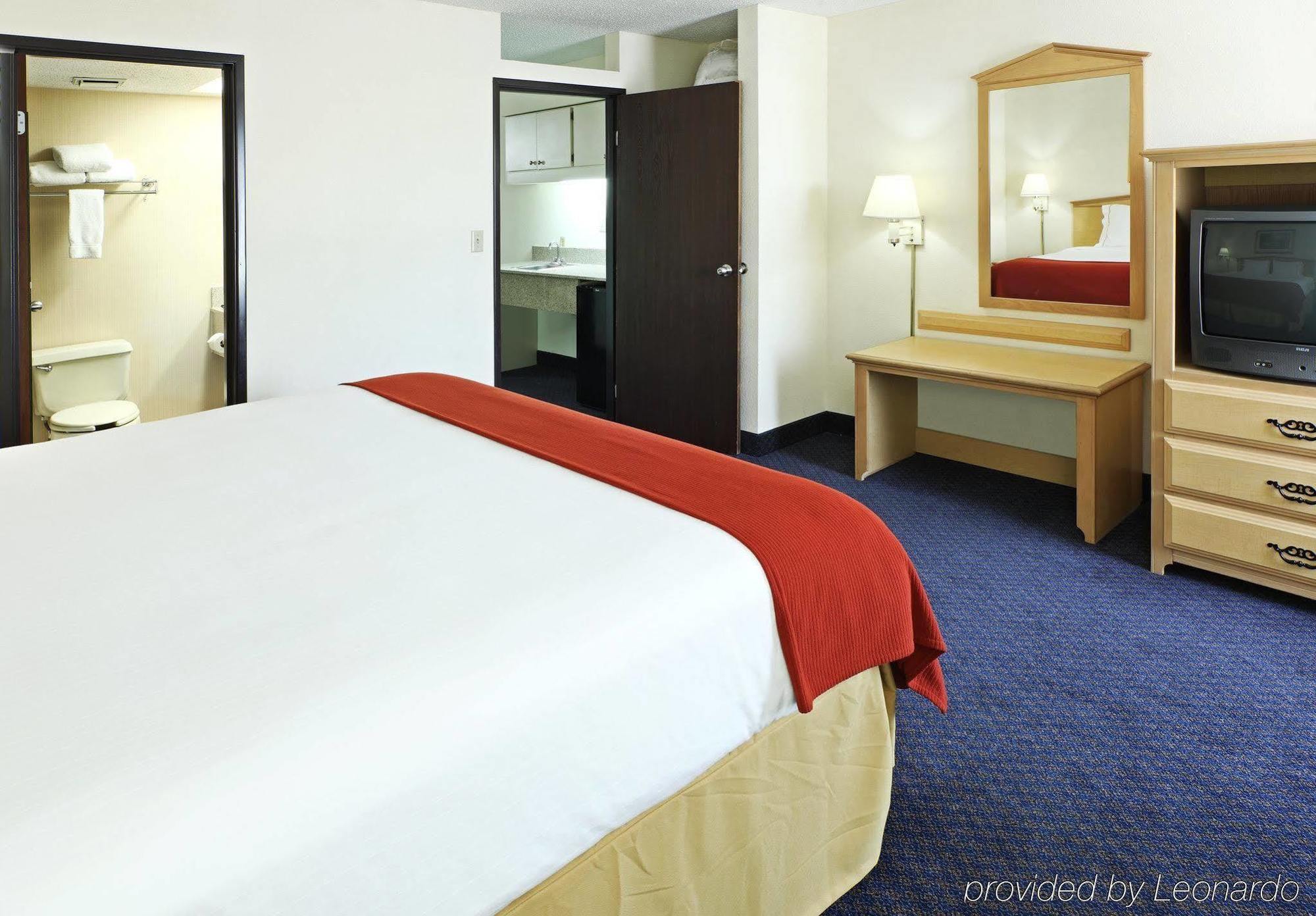 Holiday Inn Express & Suites Fayetteville University Of Arkansas Area By Ihg Стая снимка